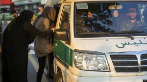 İranda dəhşət: Qadına hicabı səhv taxdığı üçün cinayət işi açıldı,özünü yandırdı