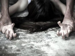 Qızı zorlayan şəxsin əlini bağlayıb CİNSİYYƏT ORQANINI İTƏ YEDİRTDİLƏR - VİDEO