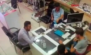 Dəhşətli anlar kamerada: Telefon ustanın əlində partladı