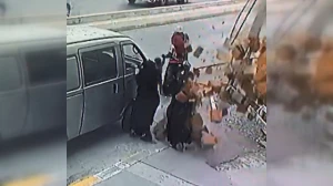 Beton parçaları qadının başına düşdü