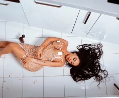 Azərbaycanlı məşhurun intim görüntüsü yayılıb