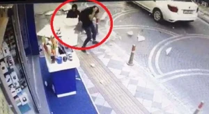 Dəhşətli hadisə kamerada: Bina uçub anayla qızın başına düşdü