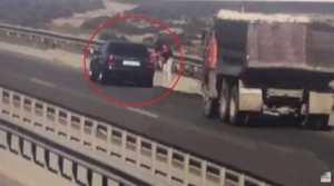 Yolun kənarında dovşan almaq üçün dayandı: "Kamaz" üstündən keçdi