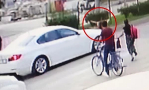 Dərs günü faciə: Anasının əlindən çıxan uşaq maşının altında qaldı