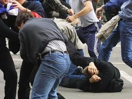 Bakıda metronun qarşısında kütləvi dava - Qan töküldü