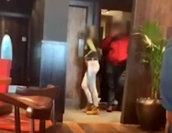 Kişilərin tualetində intim əlaqədə olan qız telefona çəkildi