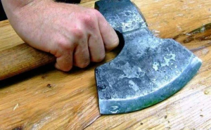 Bakıda dəhşətli qətl: Qaynata gəlinini baltaladı