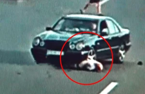 Bakıda dəhşətli anlar - Yaşlı kişi maşının təkərinin altında belə qaldı - REAL VİDEO