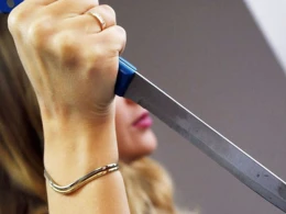 Azərbaycanda ŞOK olay: Qız oğlanla görüşmək üçün anasını bıçaqladı