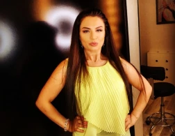 Aynur Dadaşova açıq sinəsini əli ilə gizlətməyə çalışdı — Tənqid olundu