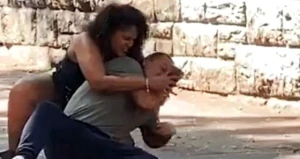 Qız sevgilisini döyüb,telefonunun kodunu açdı -Dünya bu videodan danışır