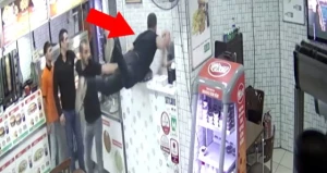 Dönəri evə gətirilmədiyi üçün balta götürüb restorana hücum çəkdi