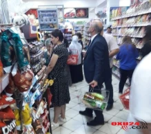 Azərbaycanda icra başçısı marketdə növbəyə durdu - Bu foto rekord qırır