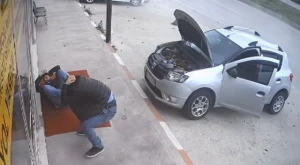 Dəhşətli qəza: Motosiklet maşına "girdi"