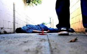 Bakıda adamların içərisində qadının başın kəsdi -Əsəbi zəif olanlar baxmasın