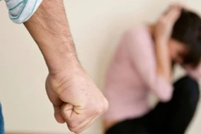 Bakıda dəhşət: Kişi ananı və qızını  beysbol dəyənəyi ilə döydü