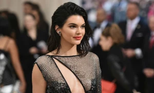 ŞOK! Azərbaycanlı müğənni Kardaşyanın bacısını KLİPİNƏ ÇƏKDİ