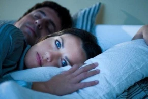 Nə qədər az yatırsansa, bir o qədər əqlin zəifləyəcək – Qocalıq demensiyasının səbəbi