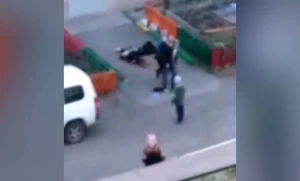 Kişi iki azyaşlı övladının gözü qarşısında — Arvadınının boğazını kəsdi