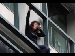 Bakıda  dəhşətli  anlar:Qız binaya çıxıb özünü atır