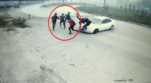 Dəhşətli qəza: Maşın məktəbliləri qrup halında vurdu