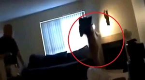 Dəhşətli görüntü: Arvadını iki kişi ilə evdə tutdu,olanlar hər kəsi şoka saldı