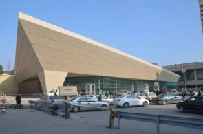 Üç metro stansiyasının fəaliyyəti müvəqqəti dayandırıldı - Mitinqə görə