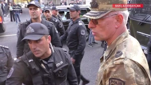 Dünənki mitinqdən maraqlı kadr: Mehman Hüseynovu tutan polislərə komandir niyə əsəbiləşdi?