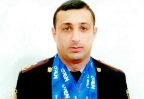 Azərbaycanda uşağı ölümdən xilas edən polisi siz də tanıyın