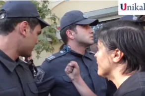 Aksiyada qadının hücumuna məruz qalan polis işdən çıxıb? - AÇIQLAMA