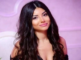 Aysel büsqalterin üstündən pencək geyindi, itlə kamera qarşısına keçdi - FOTO