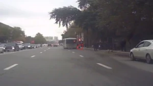 Bakıda ŞOK hadisə: qırmızıdan keçən avtobusdan sərnişin yola yıxıldı