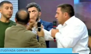 Canlı efirdə gərgin anlar - diz çökdürdüyü oğlanın atası ilə əlbəyaxa oldu - VİDEO