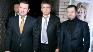 Qalmaqallı biznesmenin maşınına bomba atdılar, cangüdənin başı qopdu