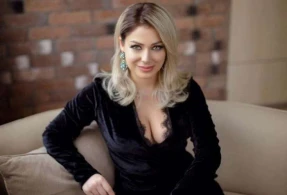 Azərbaycanlı aparıcı elə oturdu ki, biabır oldu