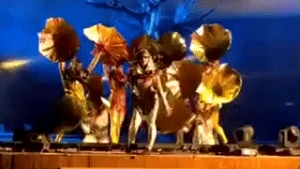 Teatrda dəhşətli an: Aktyorlara silahlı hücum oldu