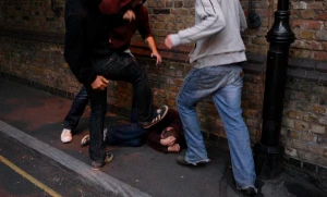 Bakıda insanları təhqir edərək qıza hücum çəkən şəxsin döyülmə anı – YENİ VİDEO