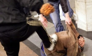 4 kirayənişin 1 nəfərə zor tətbiq etdi, 98 manat aldı