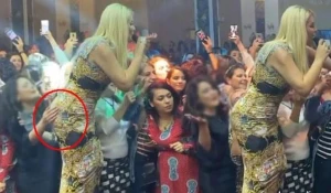 Fanatı səhnədə arxasına toxundu, müğənni özünü itirdi