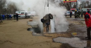 Avtomobil şəhərin ortasında qaynar suya batdı: Ölənlər var