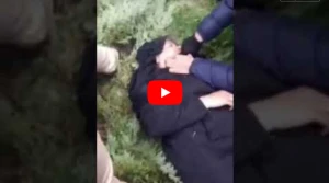 İrandan dəhşətli görüntü gəldi: Etiraz edən qadını küçənin ortasında...