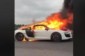 Bakıda dəhşət: bahalı gəlin maşını yandı