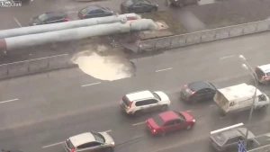 Dəhşətli video: Asfalt çökdü,altından qaynar su çıxdı
