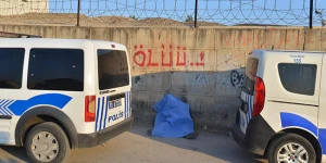 Dəhşət! Meyiti "ölü" yazılmış divarın dibindən tapıldı