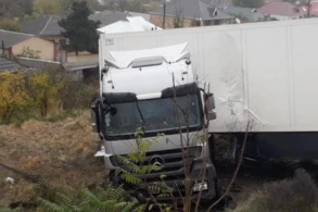 Bakıda dəhşət: Yük maşını körpüdən düşdü,ölən var