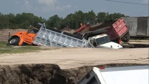 Kamaz sürücü maşın qarışıq yerin altına girdi - Dəhşətli qəza