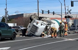 Dəhşətli anlar: Beton qarışdıran maşın avtomobilin üstünə düşdü+VİDEO