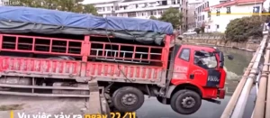 Yük maşını çaya düşdü - Dəhşətli video