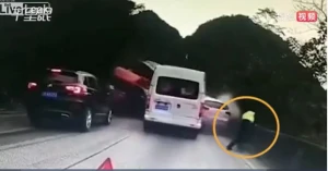 Dəhşətli qəza: Maşın polisi vurub körpüdən atdı