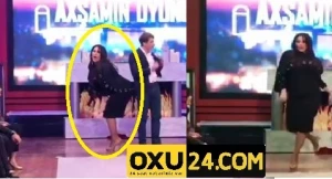 Azərbaycan efirində biabırçılıq: Müğənni erotik hərəkət etdi,aparıcı utandı (VİDEO)